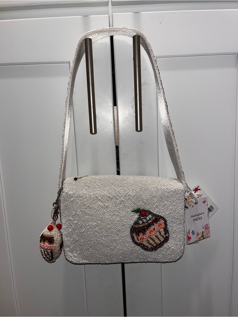 White beaded cupcake shoulder bag & matching bag charm- BNWT- Rare find - Picture 2 of 5